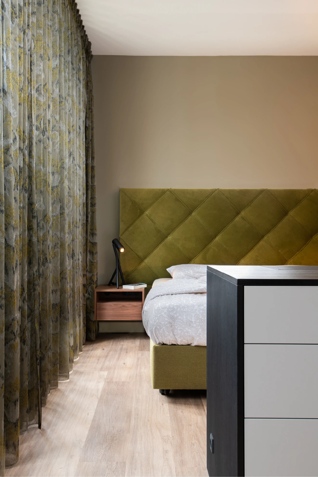 Slaapkamer met Finotôre hoofdpaneel en room divider