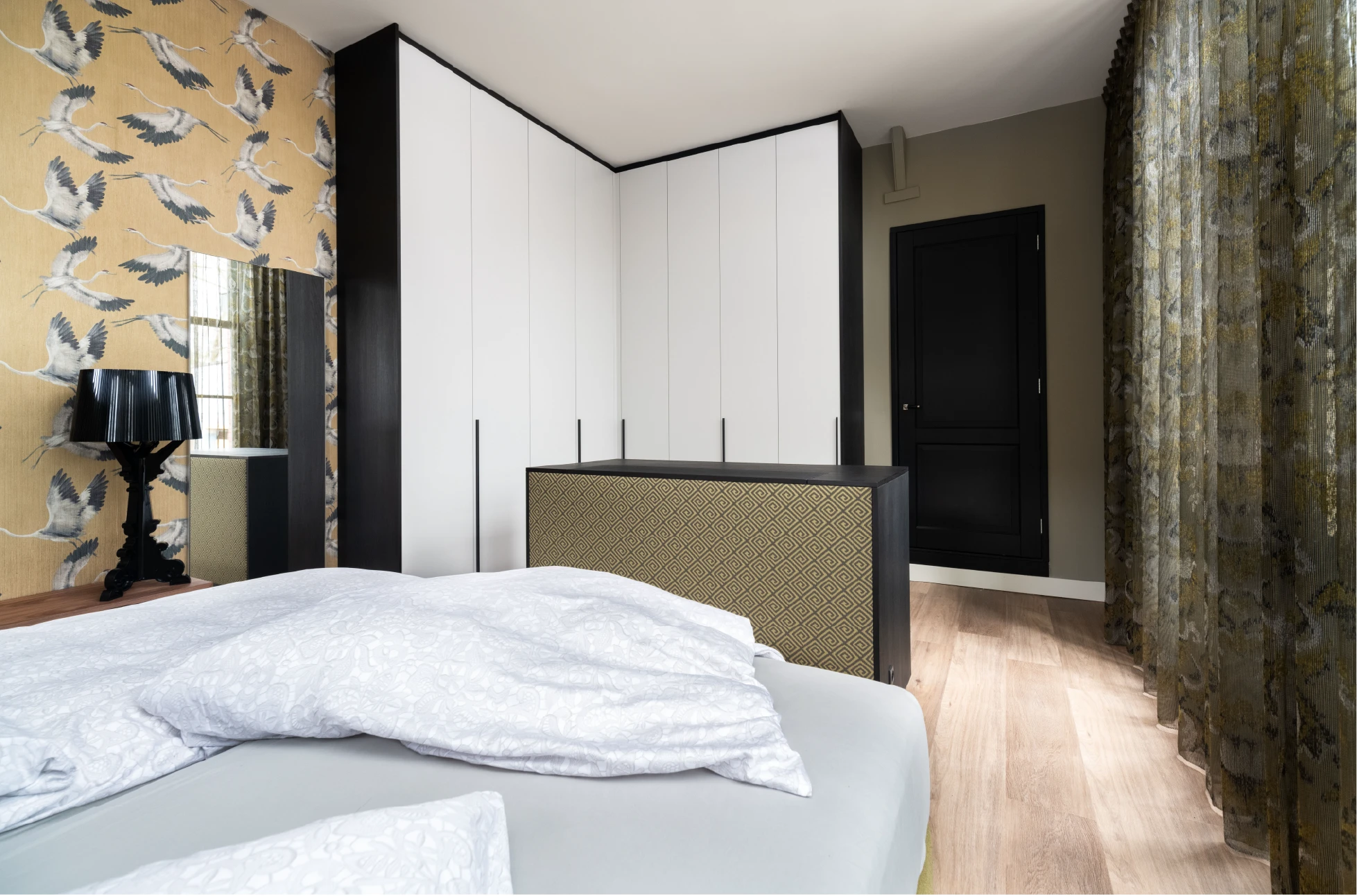 Hoekkast en room divider in maatwerk slaapkamer