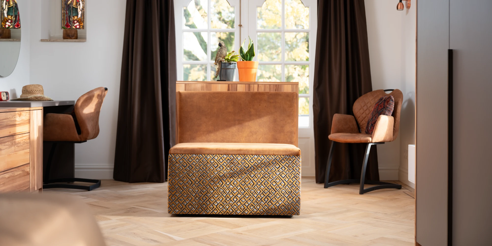 Overzicht van slaapkamer in gerenoveerde notariswoning