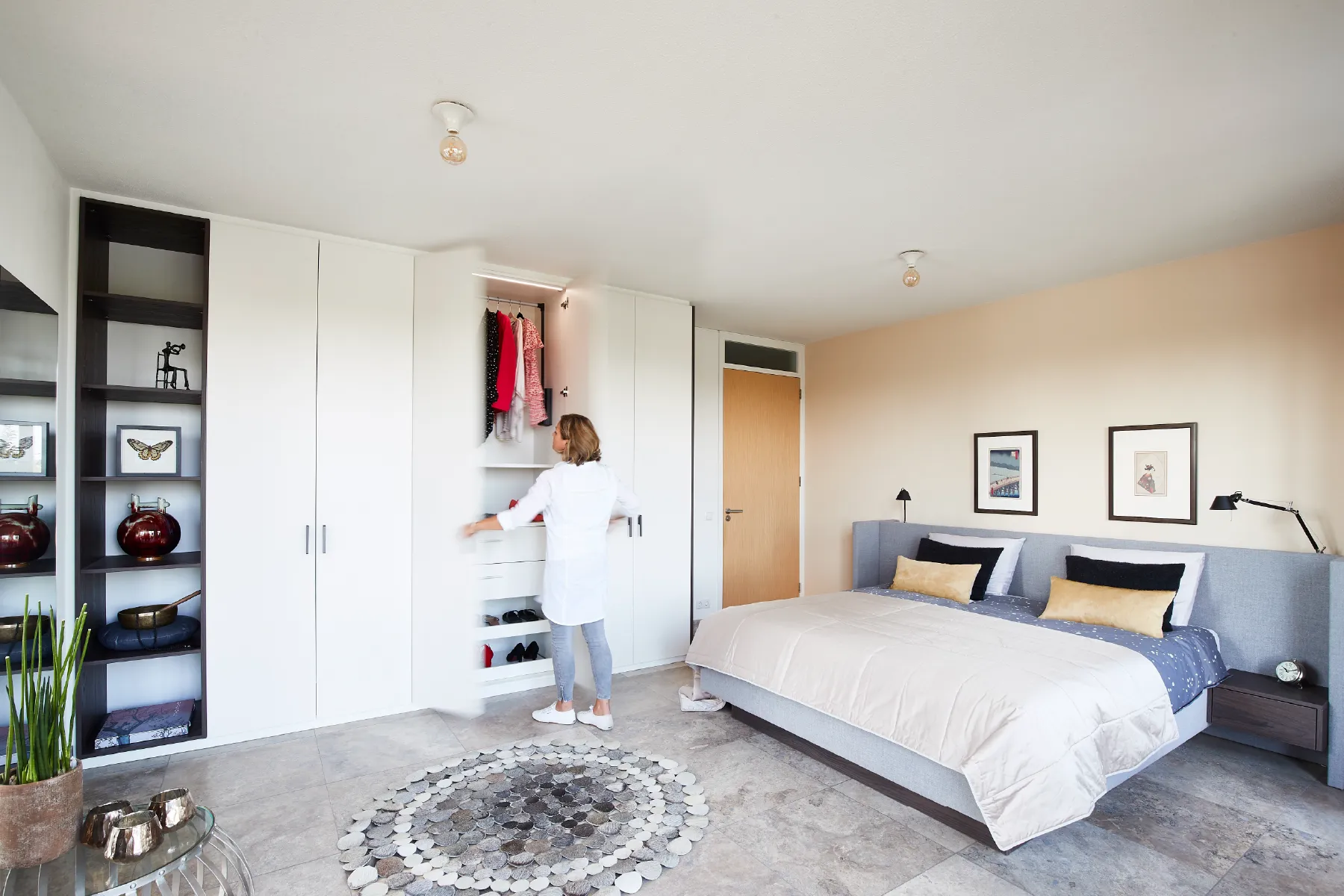 Ruime slaapkamer in penthouse met open inbouwkast