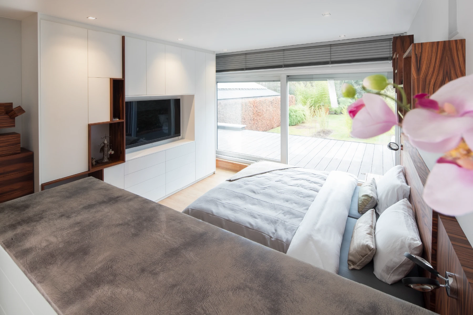 Complete slaapkamer met houten bed en kasten