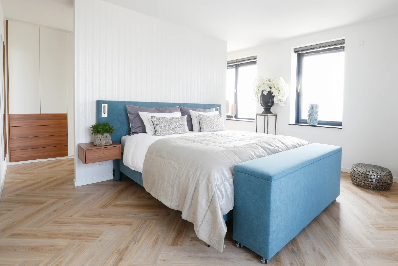 Slaapkamer met inloopkast achter bed