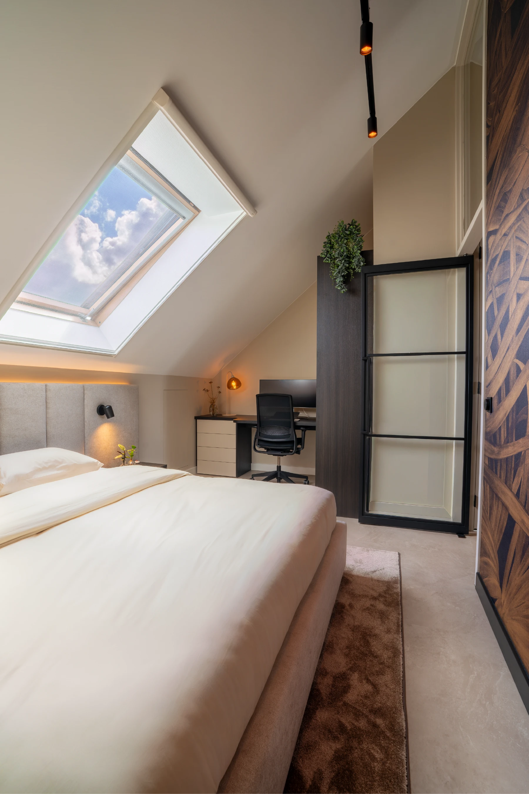 Bureau op maat naast het bed in de zolderslaapkamer