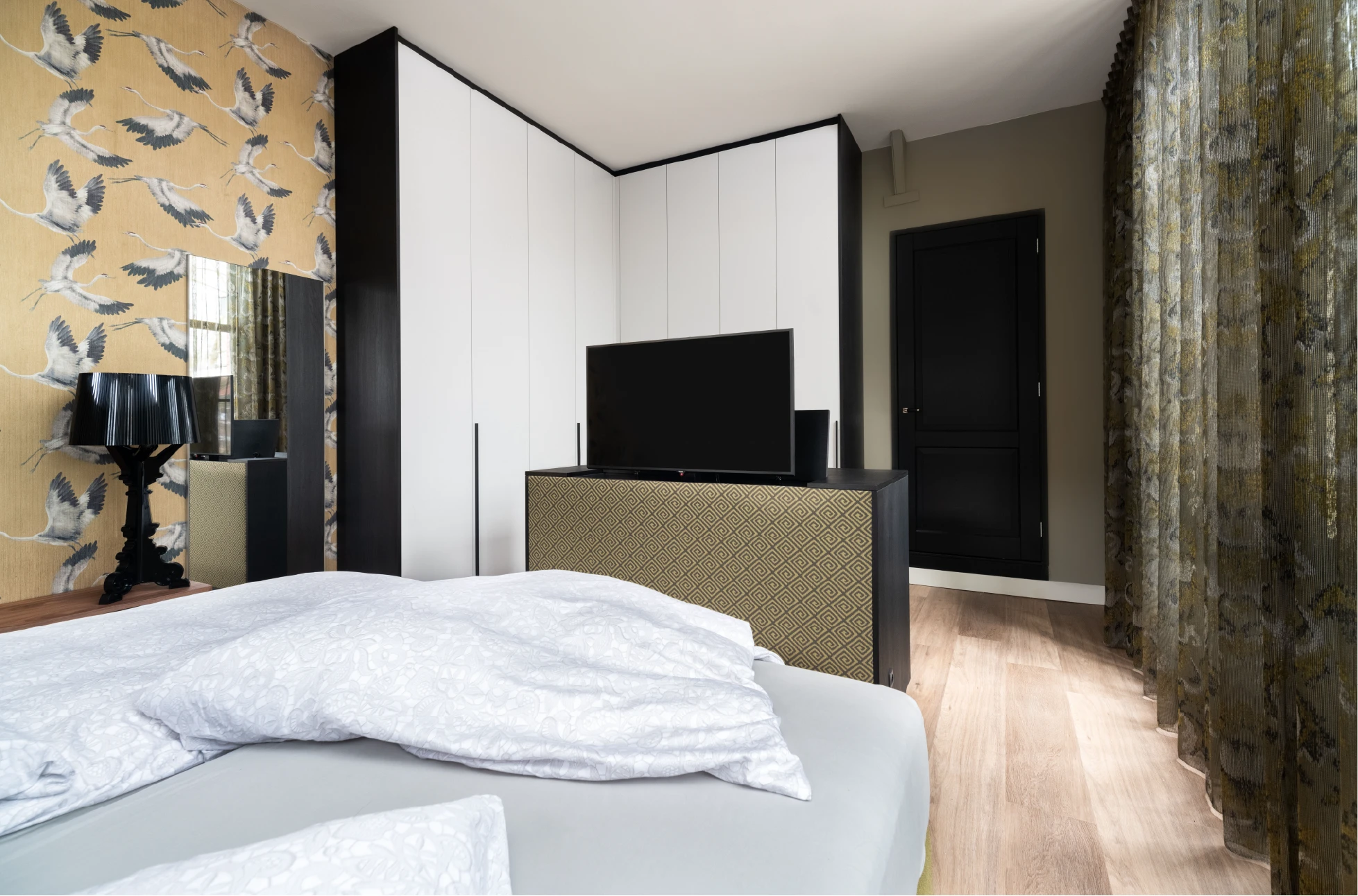 Room divider kast met geïntegreerde tv-lift