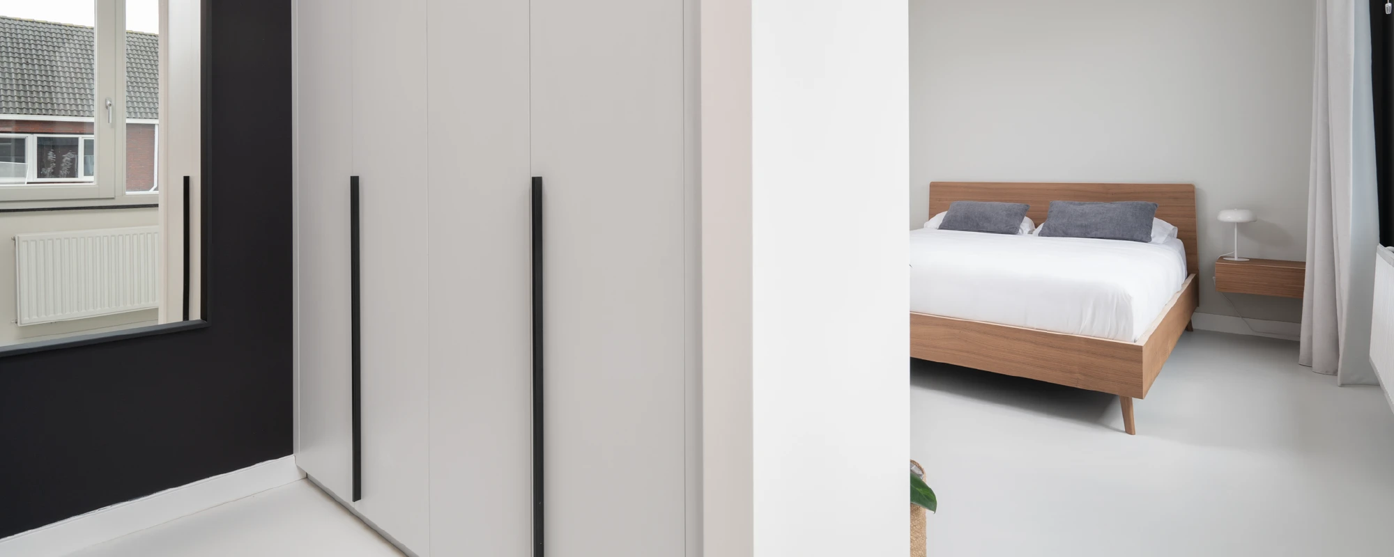 Houten design bed met rustig bedframe