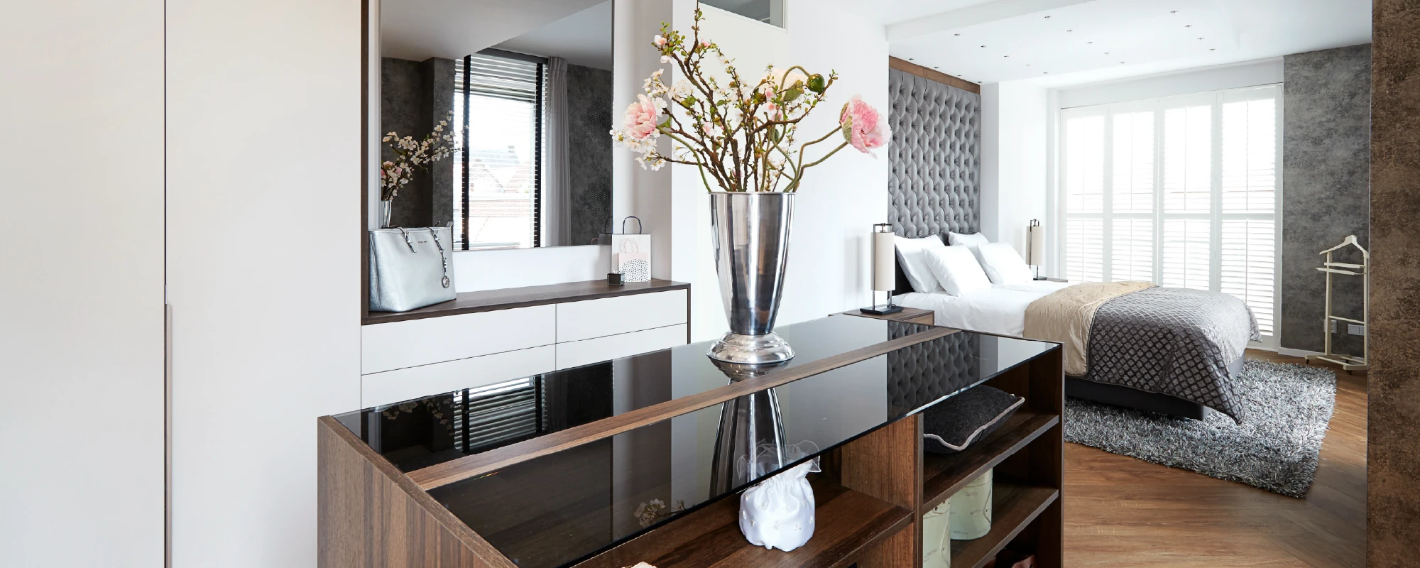 Overzicht van luxe slaapkamer in hotelstijl