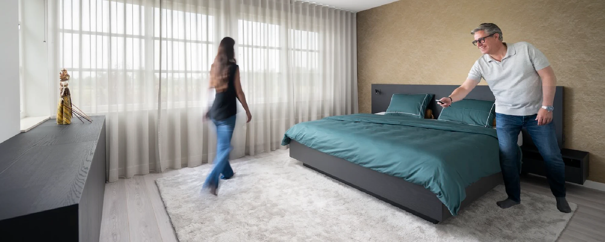 Zwart houten bed in zwart eiken