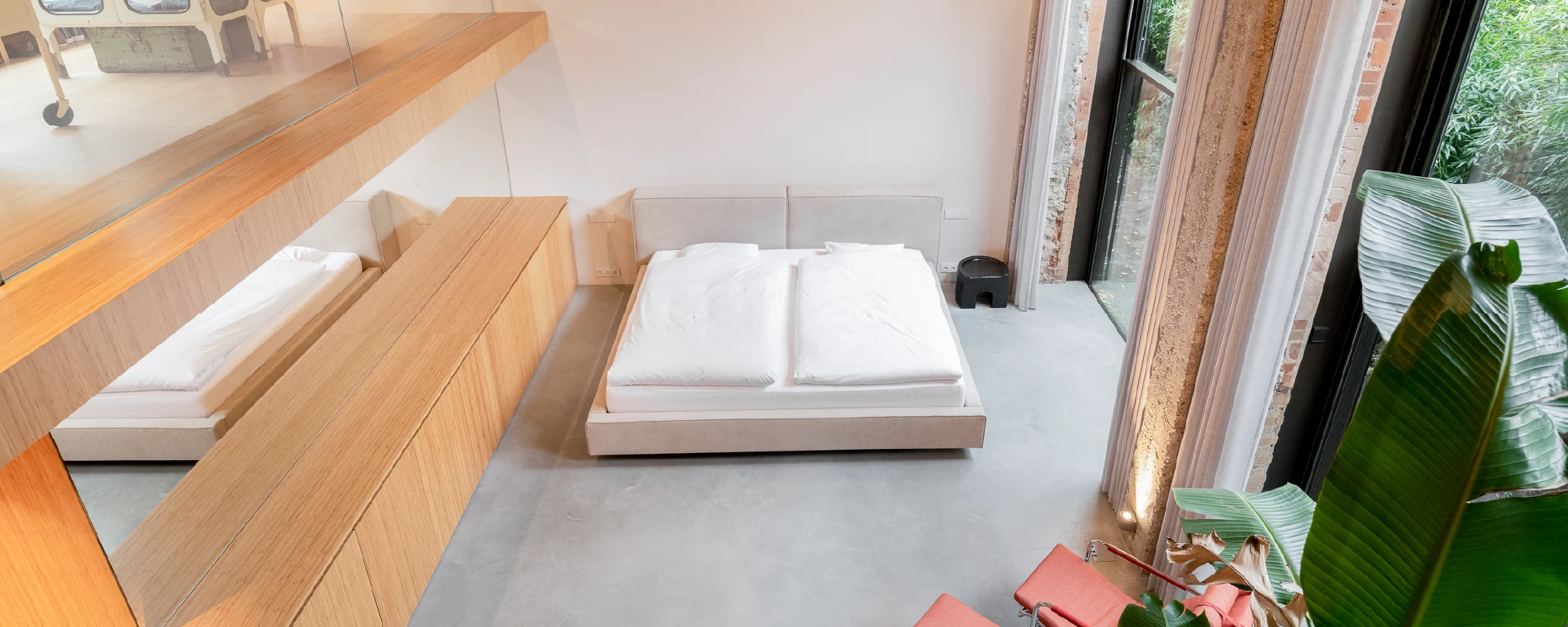 Zwevend design bed in moderne slaapkamer met bad