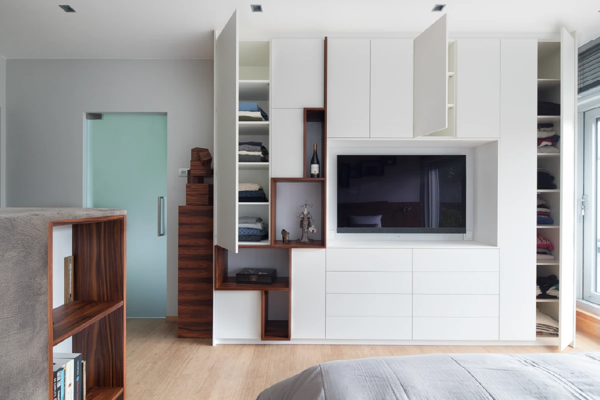 TV-meubel tegenover het bed