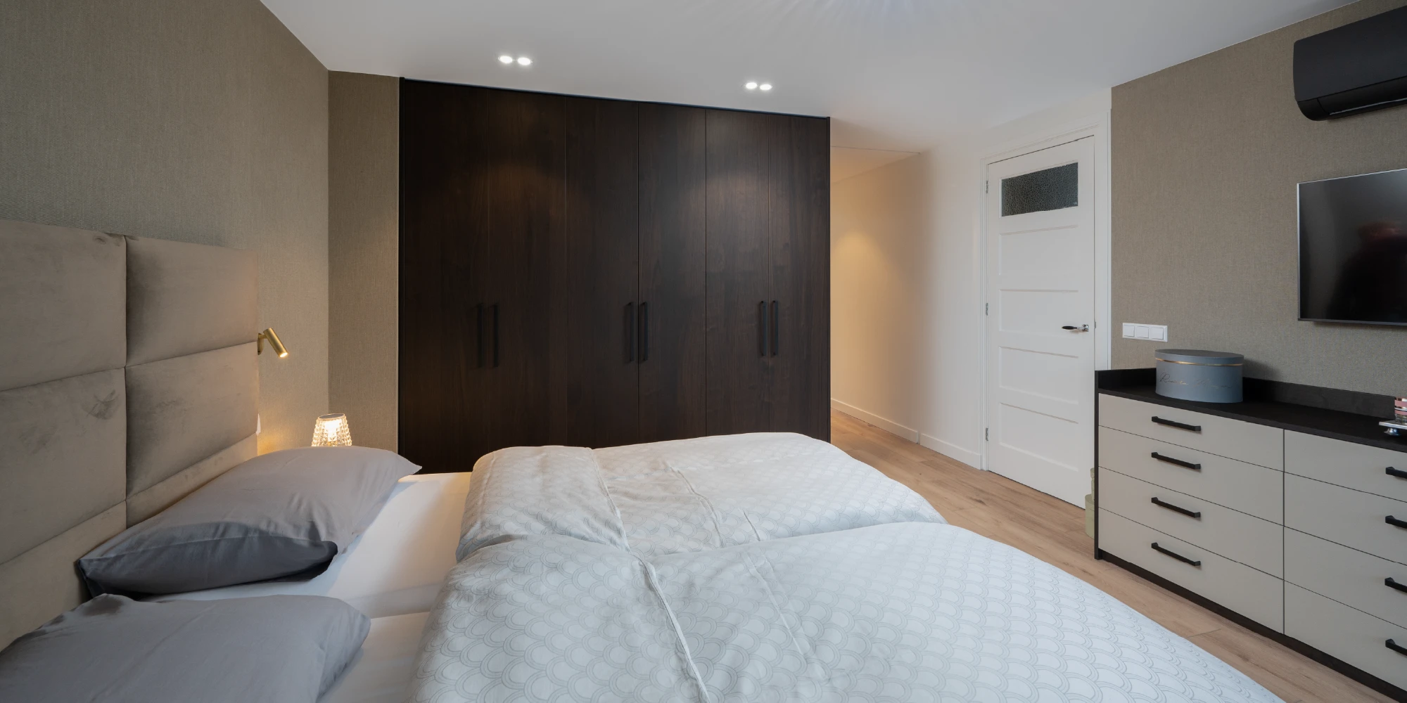 Overzicht van grote slaapkamer met kastwand