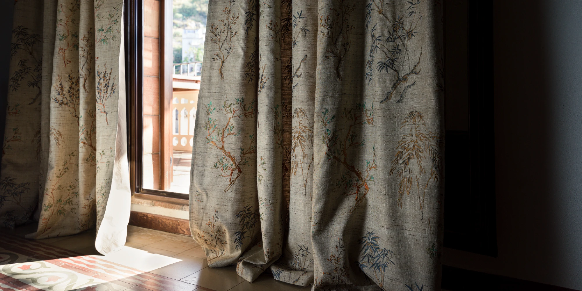 Slaapkamer met raamdecoratie