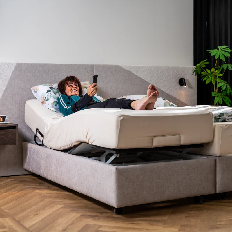 Elektrisch verstelbaar bed bedienen