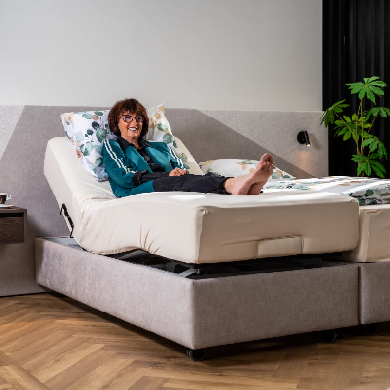 Verstelbaar bed met ondersteuning voor rug en benen