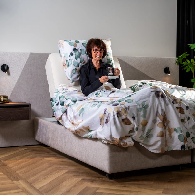 Zittend in elektrisch verstelbaar bed