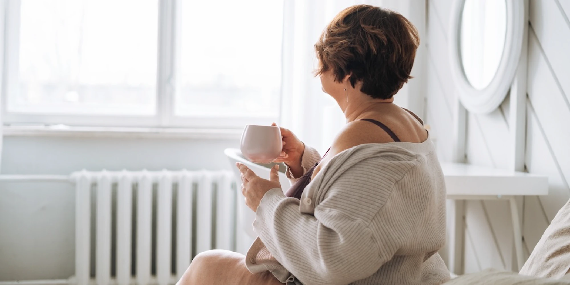Vrouw met overgewicht op bed