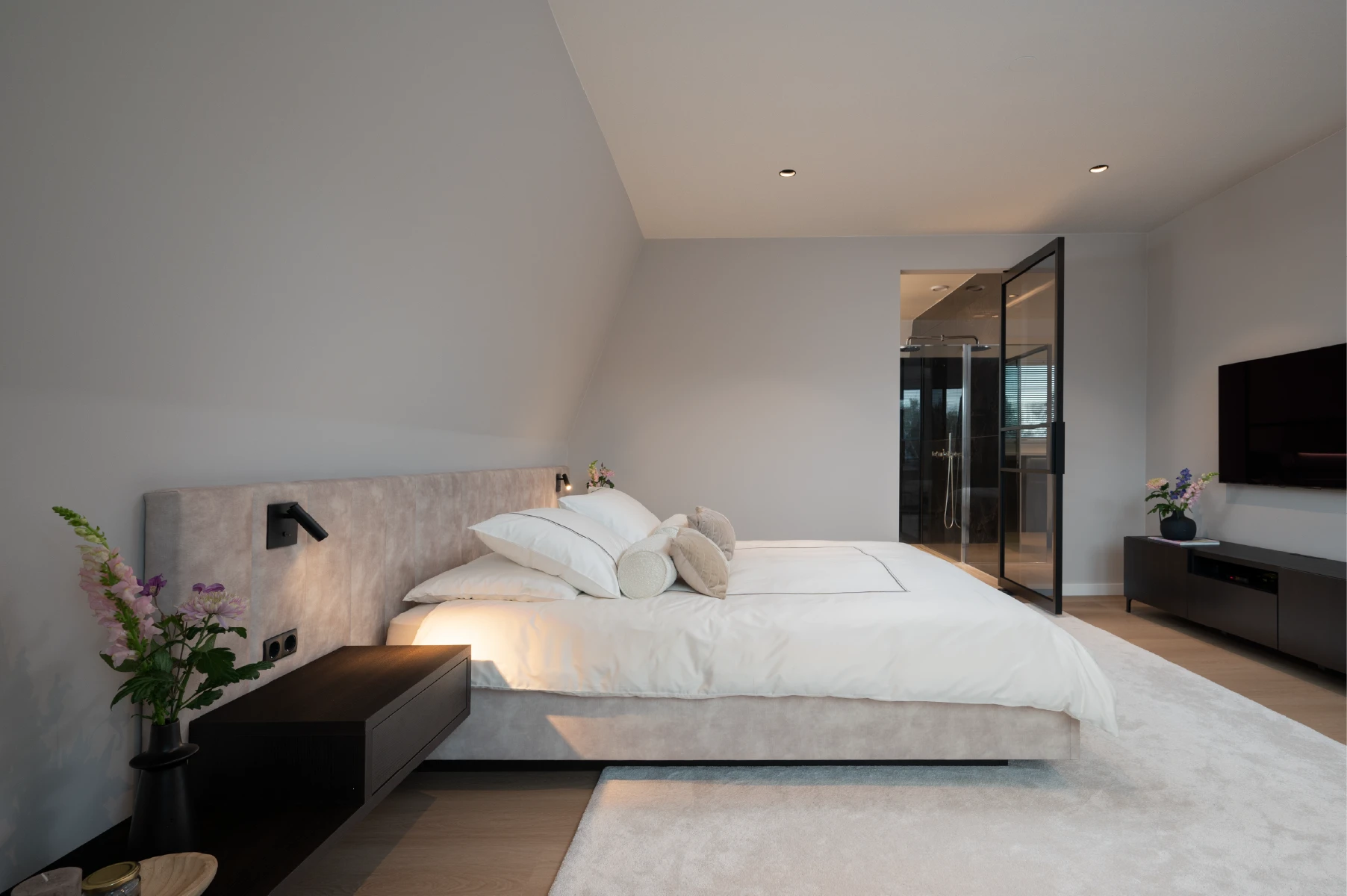 Zijaanzicht beddesign Formosa onder schuin dak