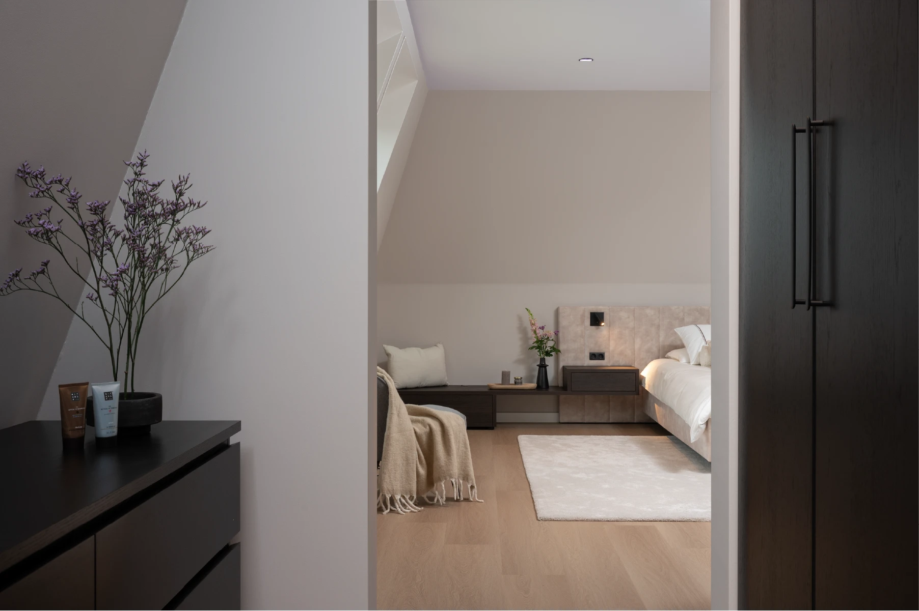 Zolder slaapkamer met bed onder schuin dak