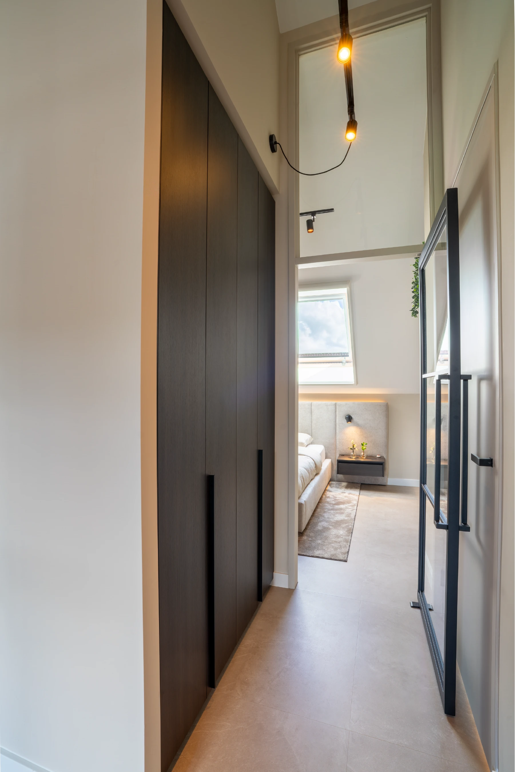 Grote zolderkamer met in het midden een taatsdeur