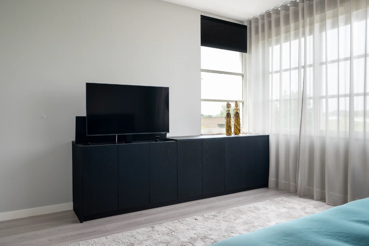 Ladekast room divider met TV-lift