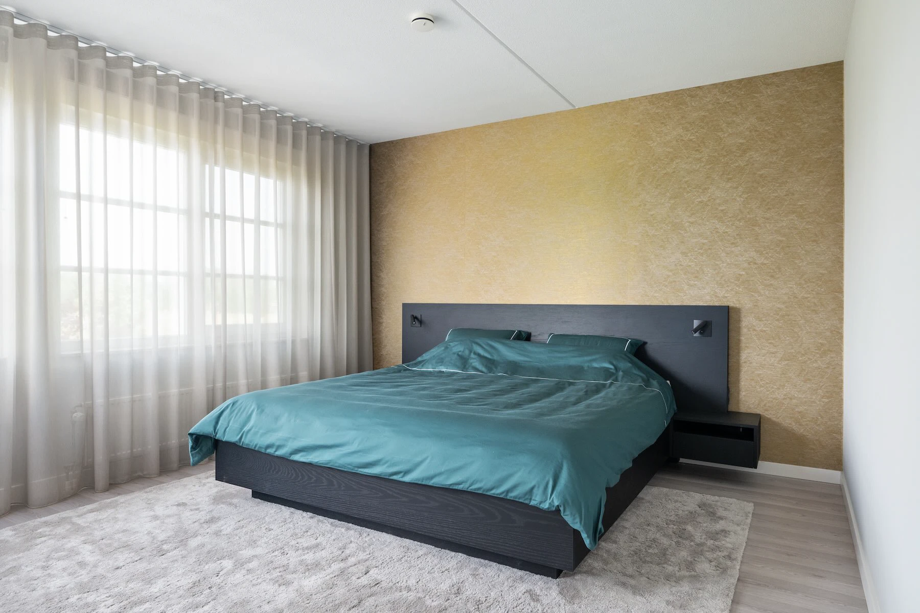 Zwart houten bed in zwart eiken