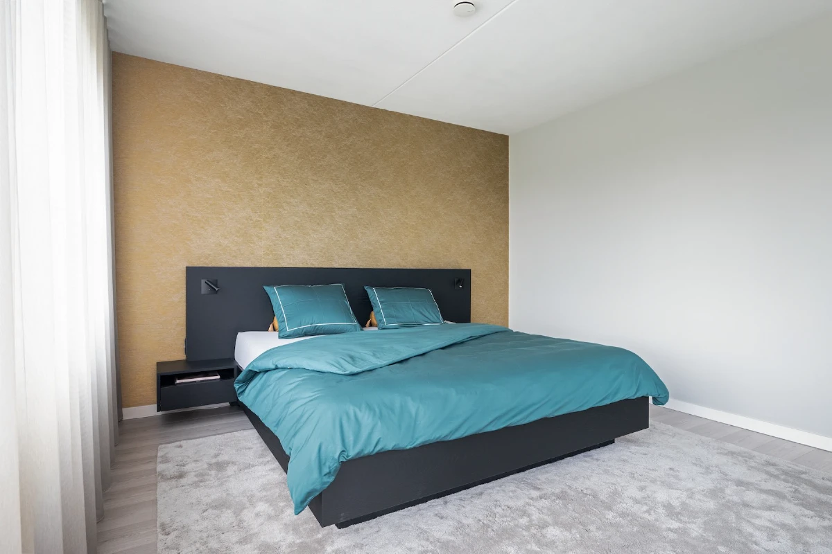 Zwart houten design bed