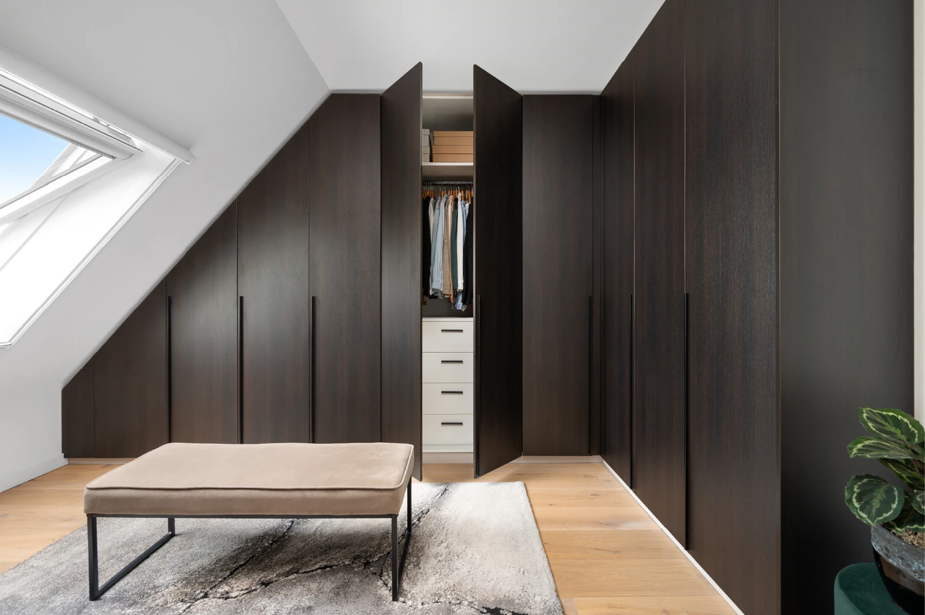 Hoekkast met schuine deuren