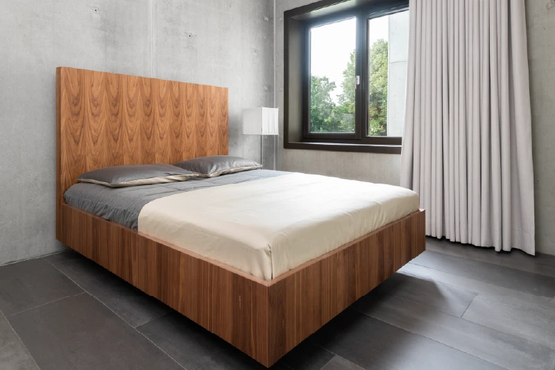 Zwevend houten bed schuin aanzicht