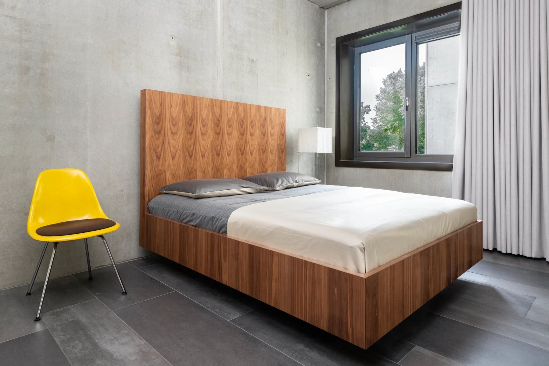 Zwevend bed van hout in noten