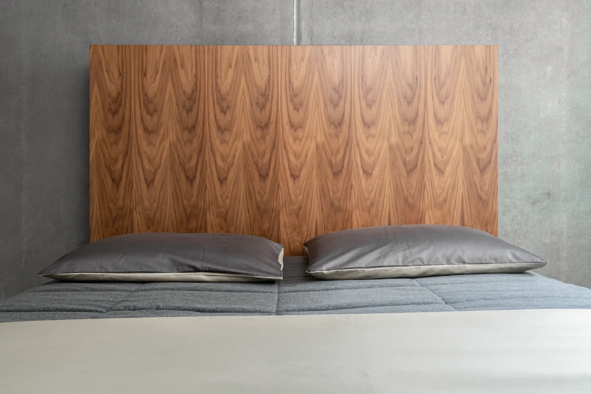 Hoofdpaneel in dosse notenhout