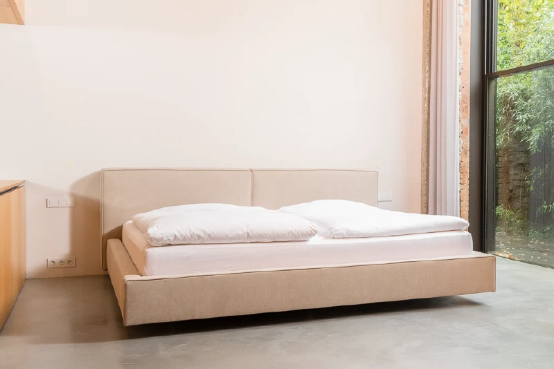Zwevend design bed