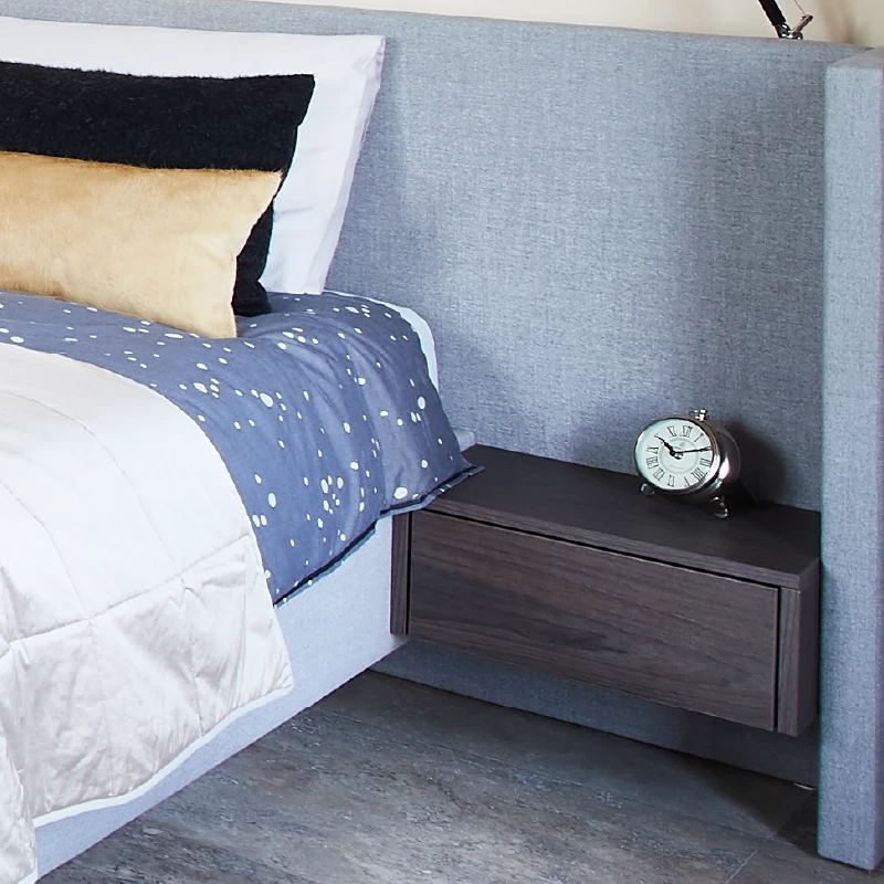 Embrace met zwevende nachtkastjes